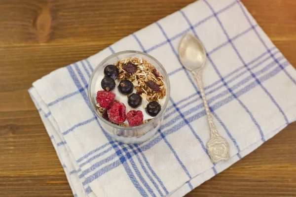 Granola ve meyve ile yoğurt. Sağlıklı kahvaltı. Üstten görünüm