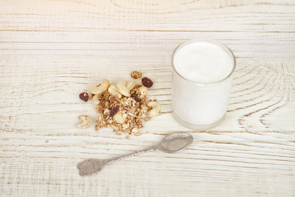 Granola yoğurtla fincan. Sağlıklı kahvaltı. Üstten görünüm