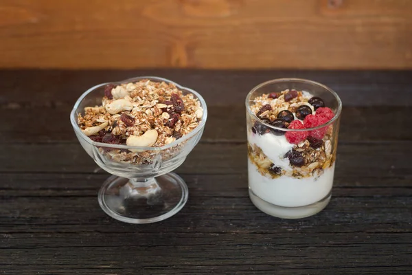Granola ve yoğurt granola ve meyve ile top. Sağlıklı kahvaltı.