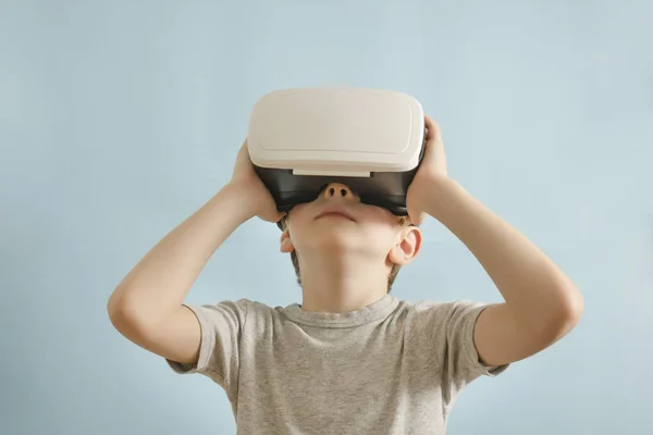 Хлопчик Окулярах Віртуальної Реальності Синій Фон — стокове фото