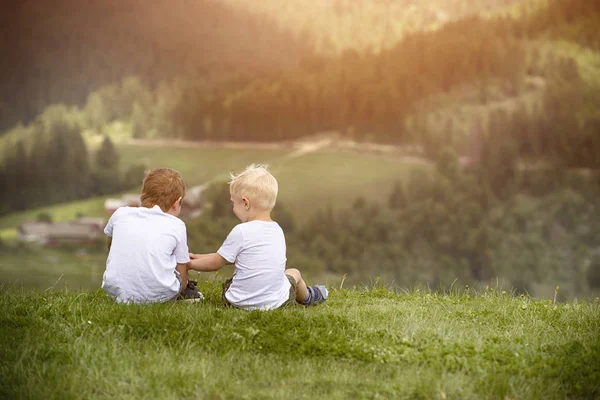 Two Boys Sit Hill Talking Cheerfully Back View — Stock Photo, Image