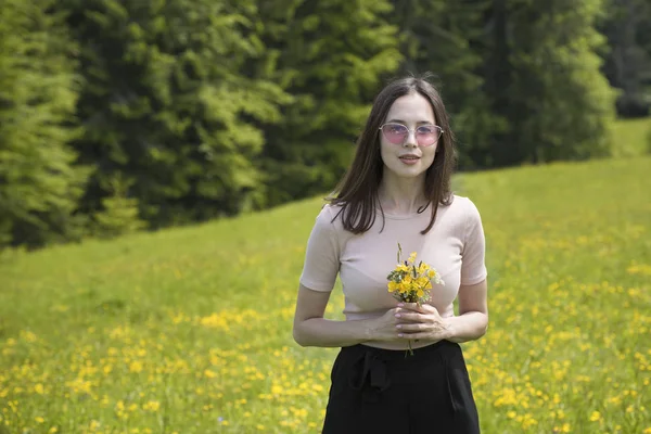 Ung Kvinna Med Bukett Blommor Solig Gräsmatta Sommardag — Stockfoto