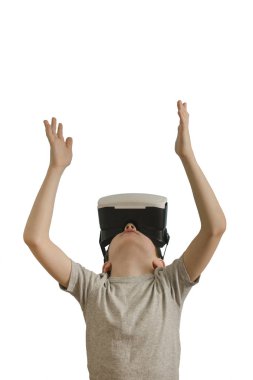 Sanal gerçeklik gözlüklü çocuk. Eller yukarı. Beyaz arka plan