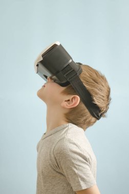 Sanal gerçeklik gözlüklü çocuk. Mavi arka plan