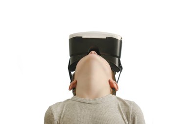 Sanal gerçeklik gözlüklü çocuk. Arama yapar. Beyaz arka plan