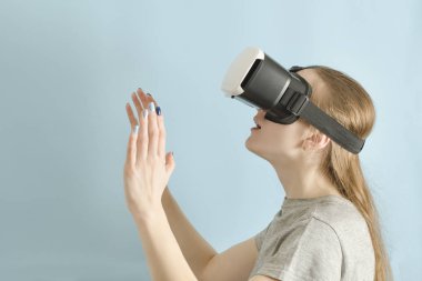 Sanal gerçeklik gözlüklü yuong kadın. Mavi arka plan