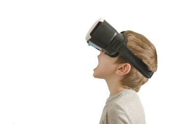 Sanal gerçeklik gözlüklü çocuk. Açık ağız. Beyaz arka plan