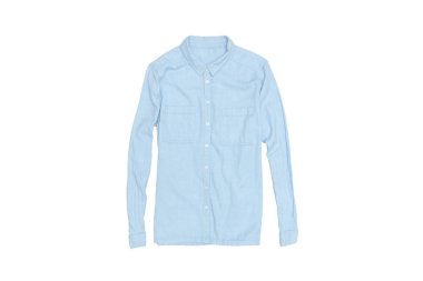 Beyaz zemin üzerinde mavi gömlek. İzole et. Moda kavramı