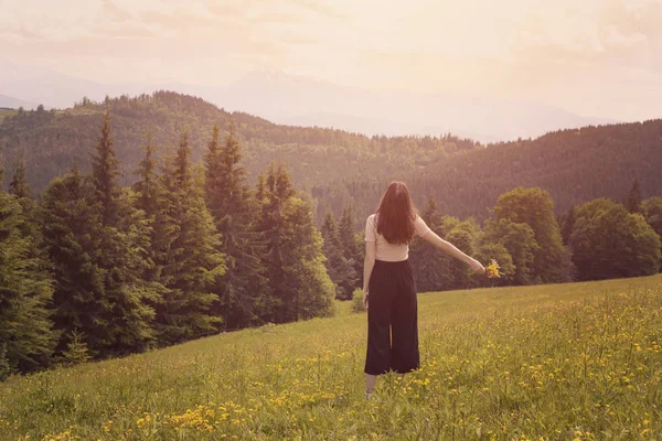 Young Woman Bouquet Flowers Standing Meadow Forest Mountains Background Back — Stock Photo, Image