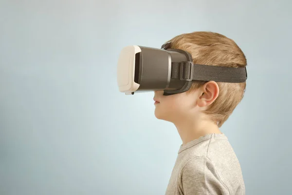 Хлопчик Окулярах Віртуальної Реальності Синій Фон — стокове фото