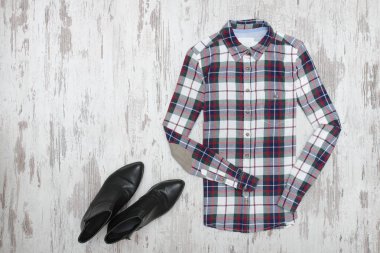 Kareli gömlek ve siyah ayakkabılar. Moda kavramı
