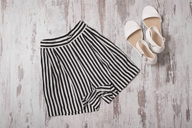 Moda kavramı. Çizgili şort ve beyaz ayakkabı. Üstten görünüm