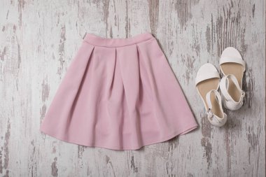Moda kavramı. Pembe etek ve beyaz ayakkabı. Üstten görünüm
