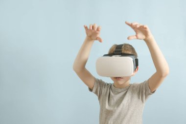 Sanal gerçeklik gözlüklü çocuk. Mavi arka plan