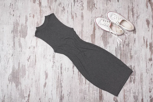 ファッショナブルな概念 女性の夏のワードローブ グレーのドレスと白い靴 トップ ビュー — ストック写真