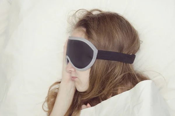 Молода Жінка Спить Масці Сну Релаксація — стокове фото