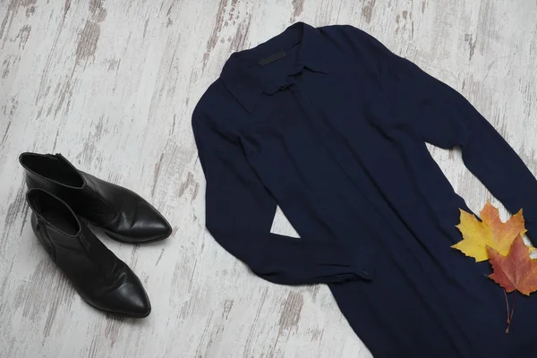 Camisa Comprida Azul Sapatos Pretos Folhas Bordo Conceito Moda — Fotografia de Stock