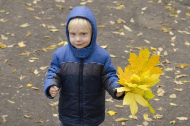 Sarı sarışın çocuk elinde bırakır. Portre