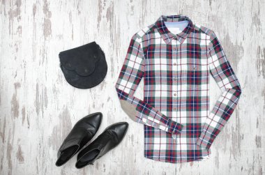 Kareli gömlek ve siyah ayakkabılar. Moda kavramı