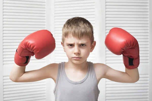 赤いボクシング グローブで怒っている男の子 — ストック写真