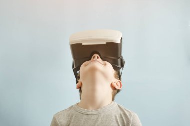 Sanal gerçeklik gözlüklü çocuk. Mavi arka plan