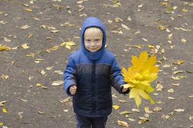 Sarı sarışın çocuk elinde bırakır. Portre
