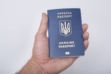 Bir adamın elinde mavi Ukrayna pasaportu. Beyaz arka plan