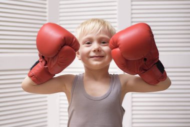 Güzel sarışın çocuk kırmızı boks eldiven. Spor kavramı