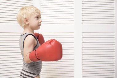 Sarışın çocuk kırmızı boks eldiven. Eğitim. Spor kavramı