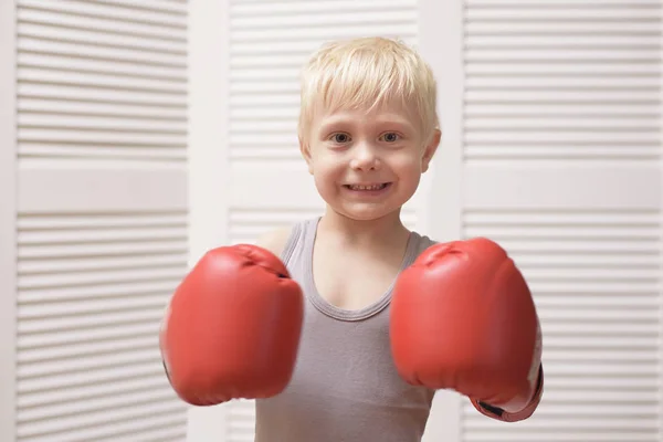 Güzel Sarışın Çocuk Kırmızı Boks Eldiven Spor Kavramı — Stok fotoğraf