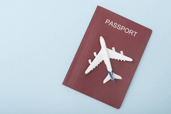 Vliegtuig Cover Van Het Rode Paspoort Travel Concept Blauwe Achtergrond — Stockfoto