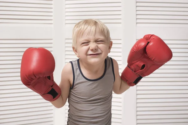 Kırmızı Boks Eldivenleri Komik Sarışın Çocuk Spor Kavramı — Stok fotoğraf