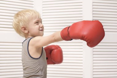 Sarışın çocuk kırmızı boks eldiven. Eğitim. Spor concep