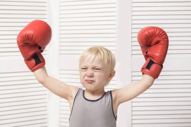 Kırmızı boks eldivenleri komik sarışın çocuk. Spor kavramı