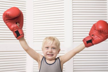 Kırmızı boks eldivenleri komik sarışın çocuk. Spor kavramı