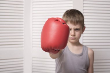 Kırmızı boks eldiveni kızgın çocuk. Hit