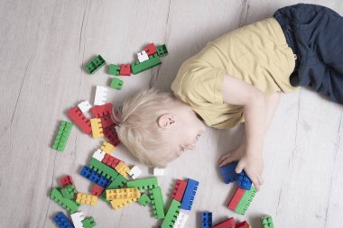 Sarışın çocuk yapıcısı arasında katta yer almaktadır. Üstten görünüm