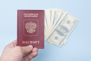 Elini Rus uluslararası pasaport. Dolar. Mavi arka plan