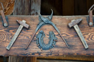 Eski araçları bir ahşap tahta çivilenmiş. Sergi