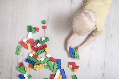 Sarışın çocuk yapıcısı arasında katta yer almaktadır. Üstten görünüm