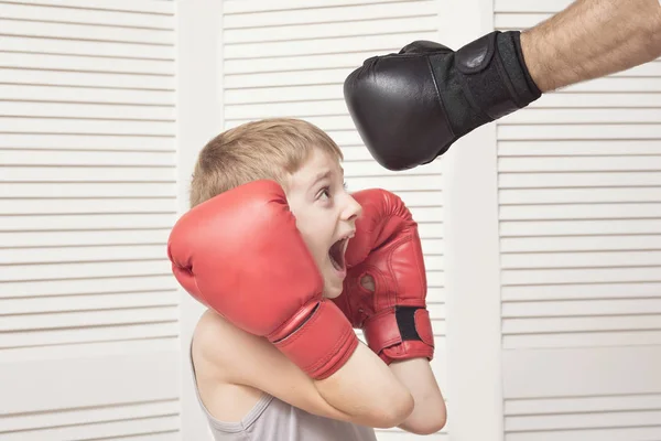 Chlapec Boxerské Rukavice Bojuje Mužskou Ruku Rukavici — Stock fotografie