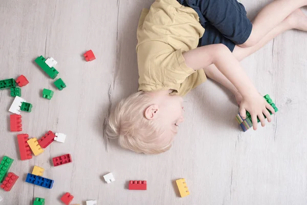 Sarışın çocuk yapıcısı arasında katta yer almaktadır. Üstten görünüm