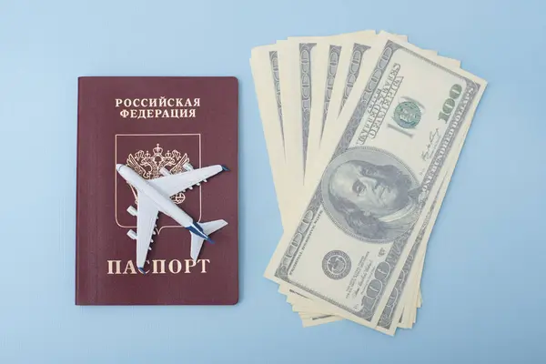 Samolot Okładce Paszport Rosyjski Dolarów Koncepcja Podróży Niebieskie Tło — Zdjęcie stockowe