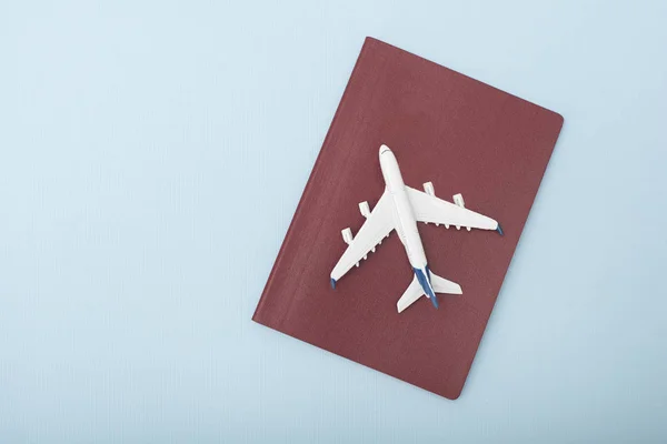 Avião Capa Passaporte Vermelho Conceito Viagem Fundo Azul — Fotografia de Stock