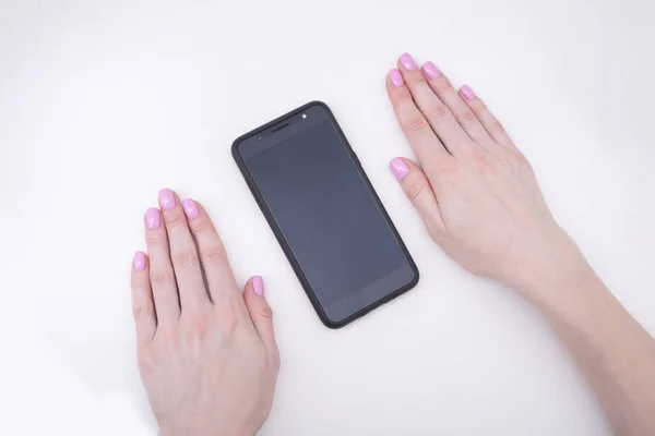 Zachte Roze Manicure Vrouwelijke Handen Met Een Smartphone — Stockfoto