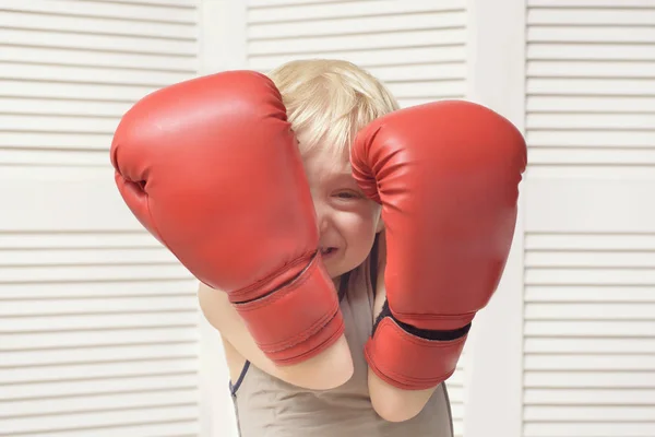 金髪の少年は つのボクシングの手袋で保護されています 肖像画 — ストック写真