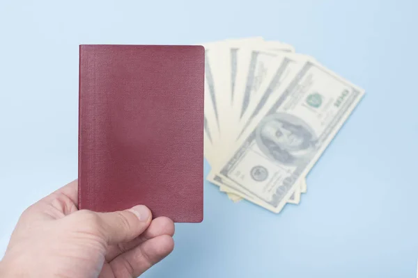 Passaporte Vermelho Vazio Mão Homem Dólares Fundo Azul — Fotografia de Stock