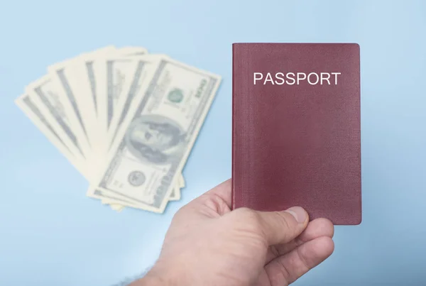 Passaporto Rosso Vuoto Mano All Uomo Dollari Fondo Blu — Foto Stock