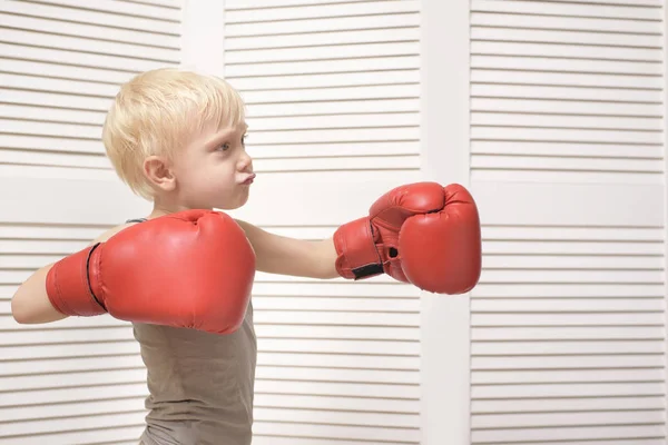 赤いボクシング グローブで金髪の少年 トレーニング スポーツのコンセプト — ストック写真