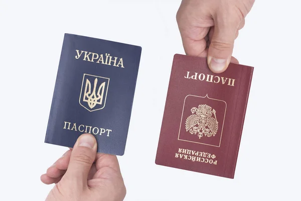 Pasaportes Internacionales Ucranianos Rusos Mano Del Hombre Fondo Blanco Cerca —  Fotos de Stock